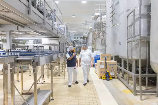 Zwei Anlagenführer in der Mitte der Produktionshalle